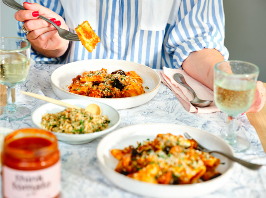Pasta met geroosterde aubergine-tomatensaus en amandel-pankotopping