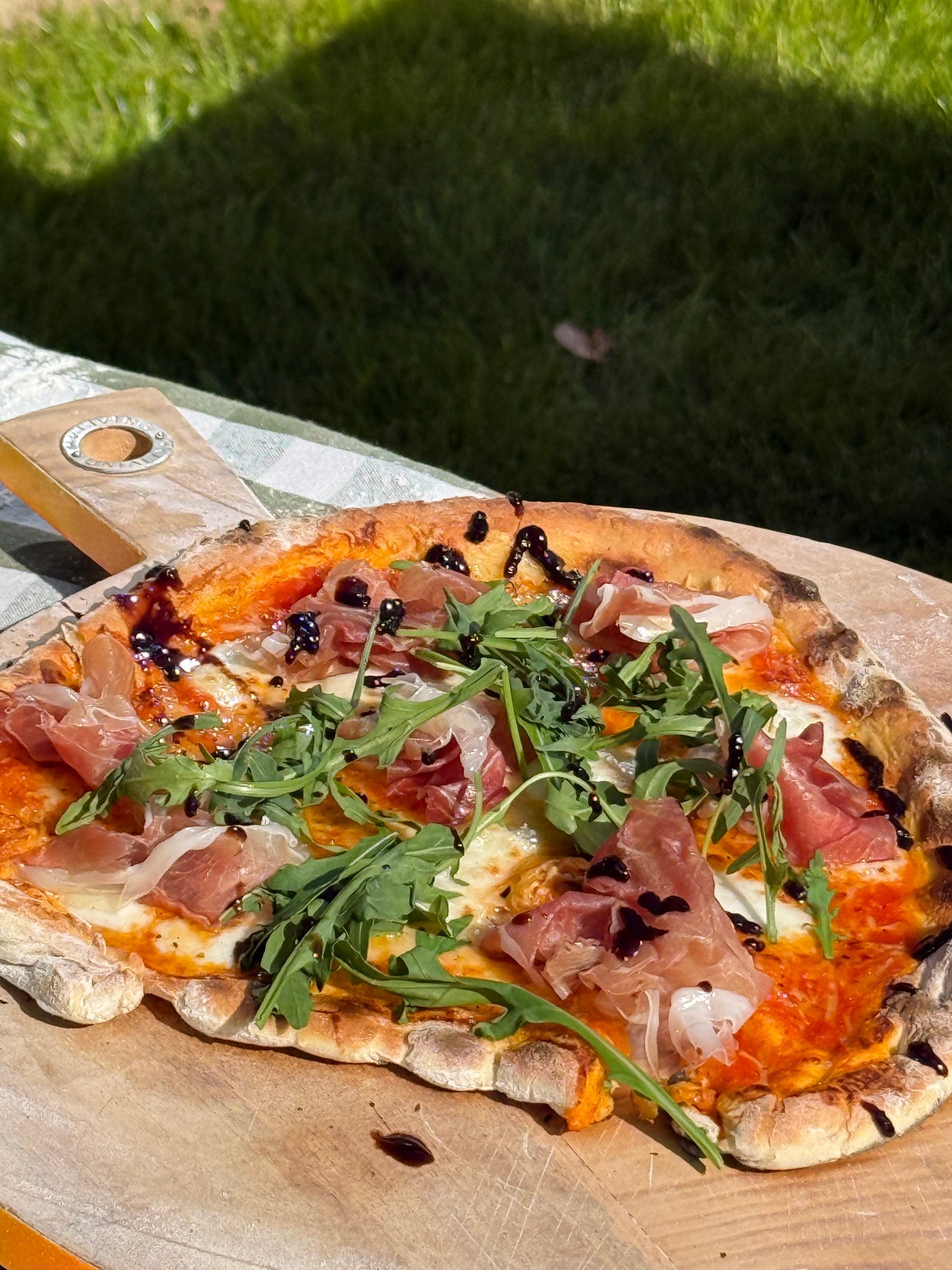 pizza met parmaham en rucola