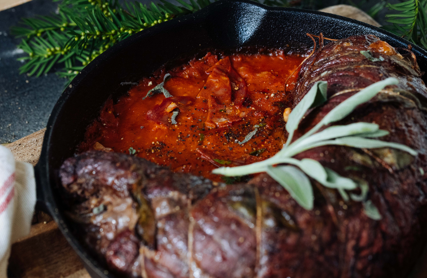 Rollade van bavette met Parmezaanse kaas, salie, dennenboompitten en chorizo