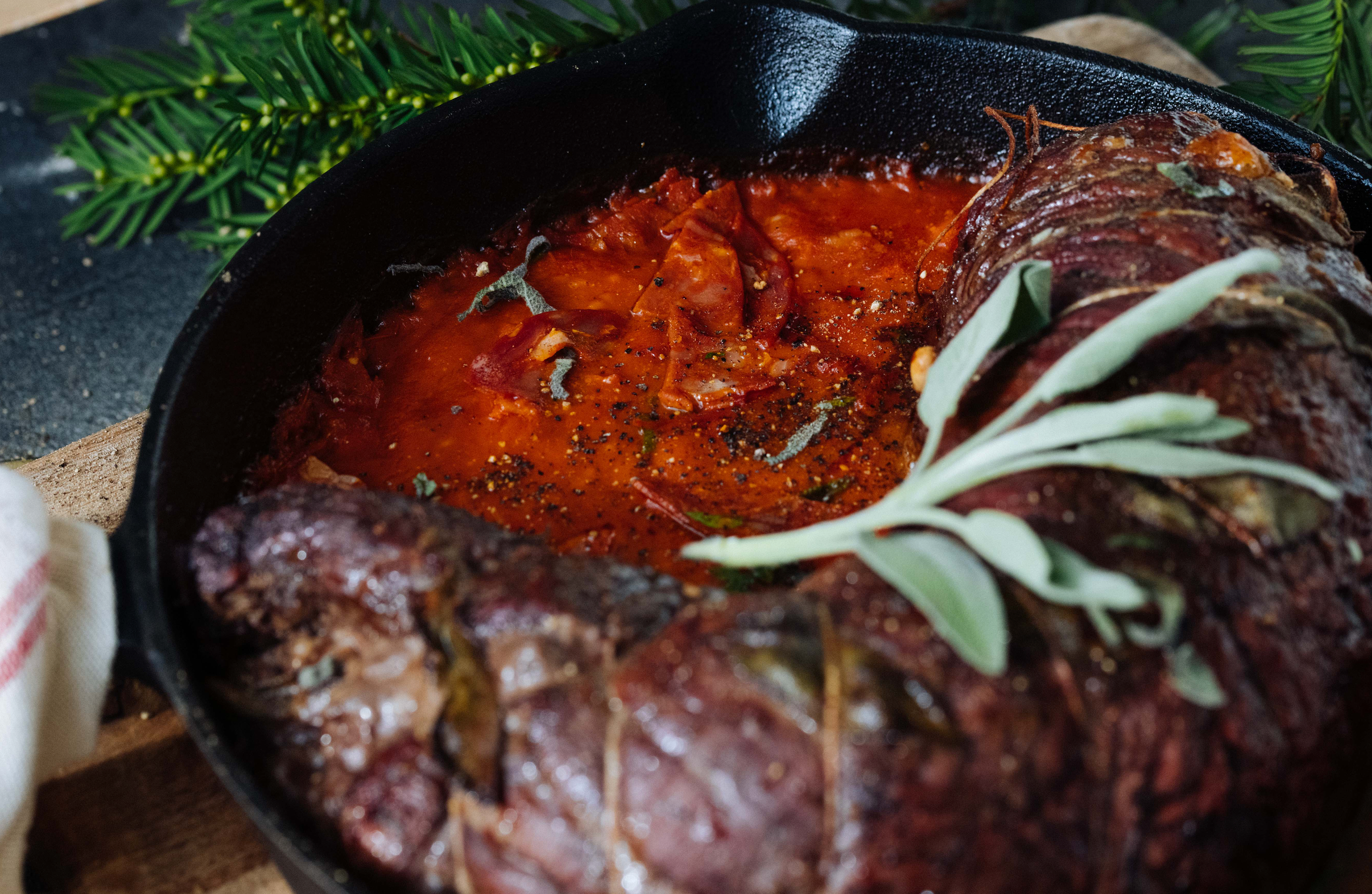 Rollade van bavette met Parmezaanse kaas, salie, dennenboompitten en chorizo
