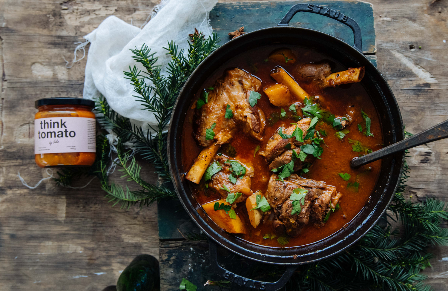traag gegaard lamsschenkel met pompoen, tomaat en steranijs
