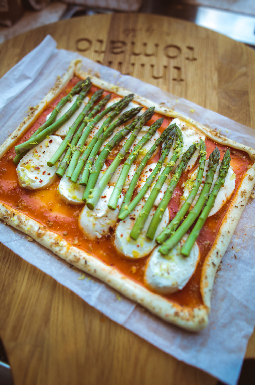pizza met groene asperges