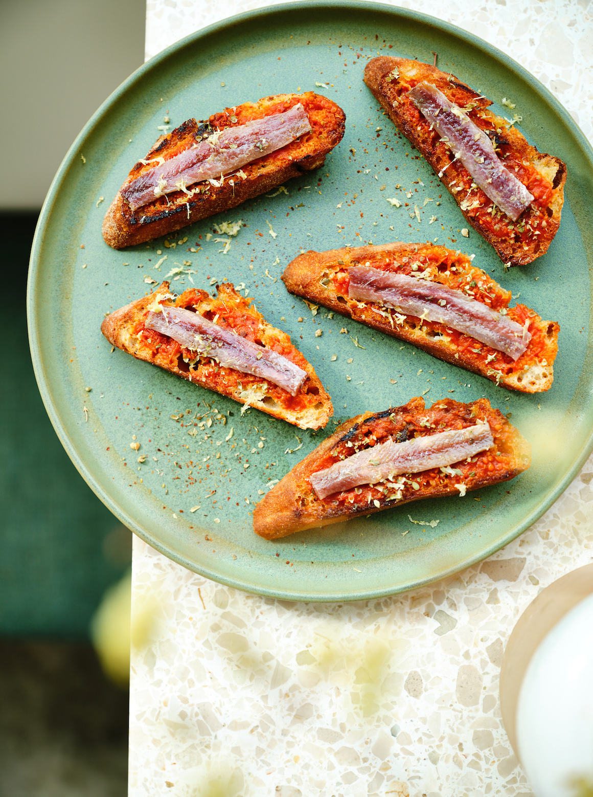 pan con tomate met ansjovis, oregano, chili en citroenzeste