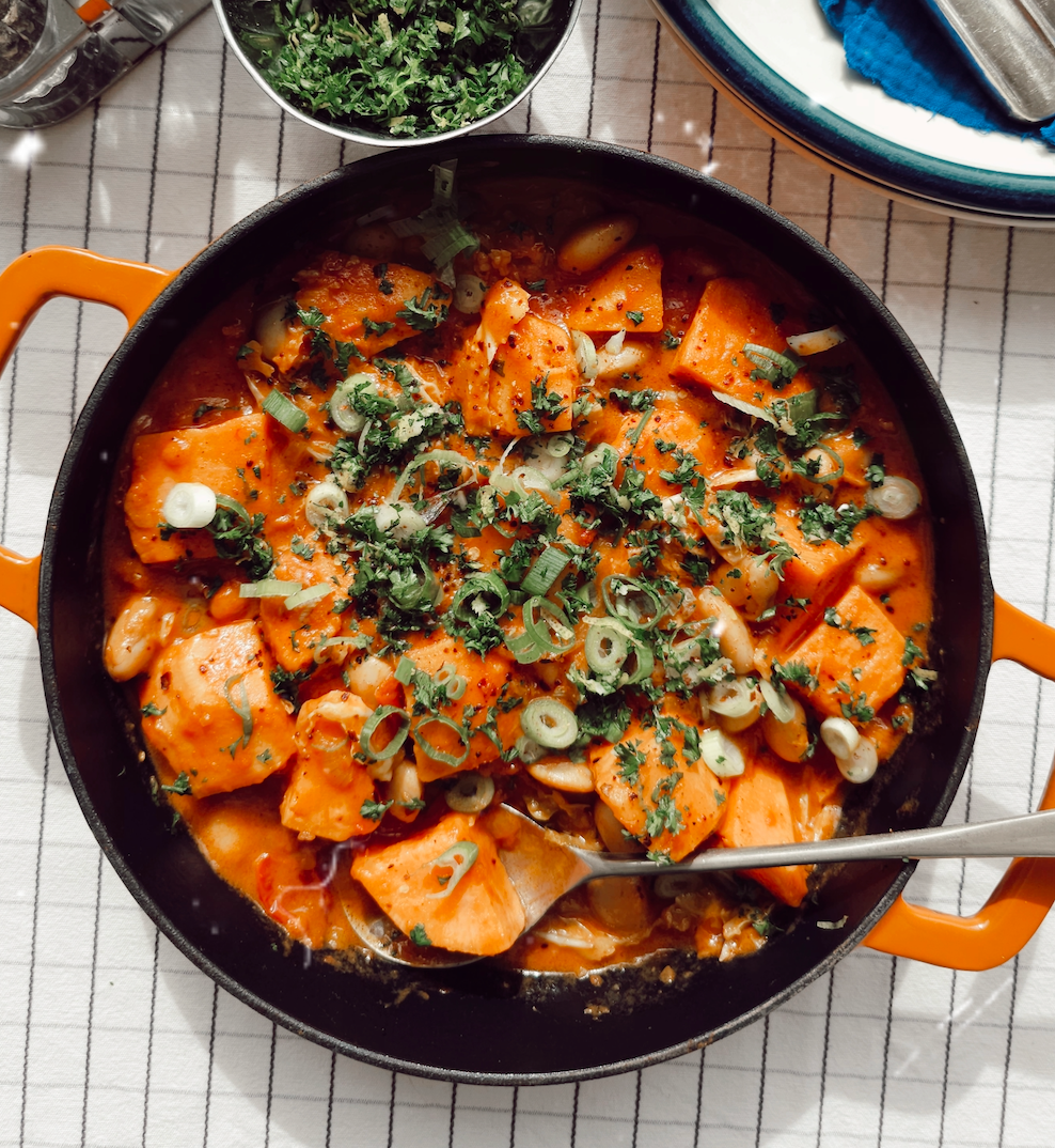 stoofpotje van witte bonen, zoete aardappel, groene kool