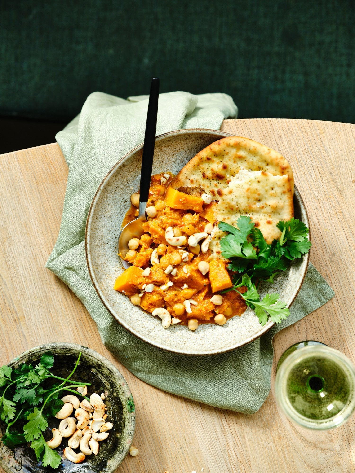 Indiase curry met pompoen, kikkererwten en koriander 
