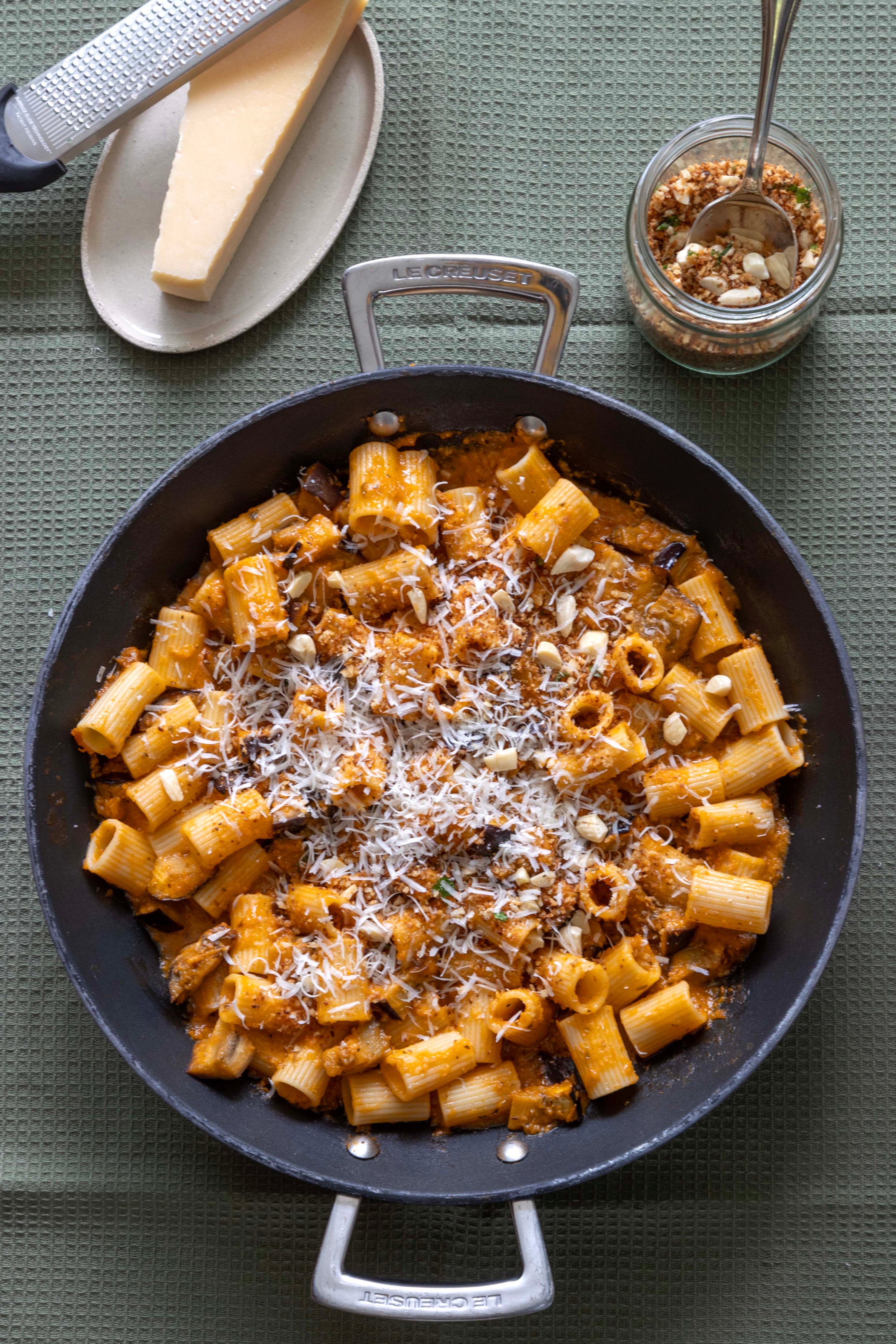 Pasta met geroosterde aubergine-tomatensaus en amandel-pankotopping 